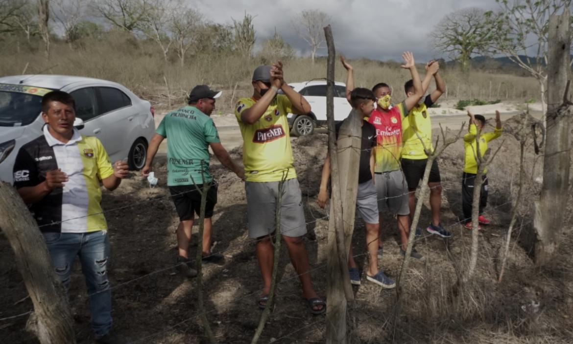 Los hinchas intentaron saltar la cerca de alambre para estar cerca de sus ídolos.