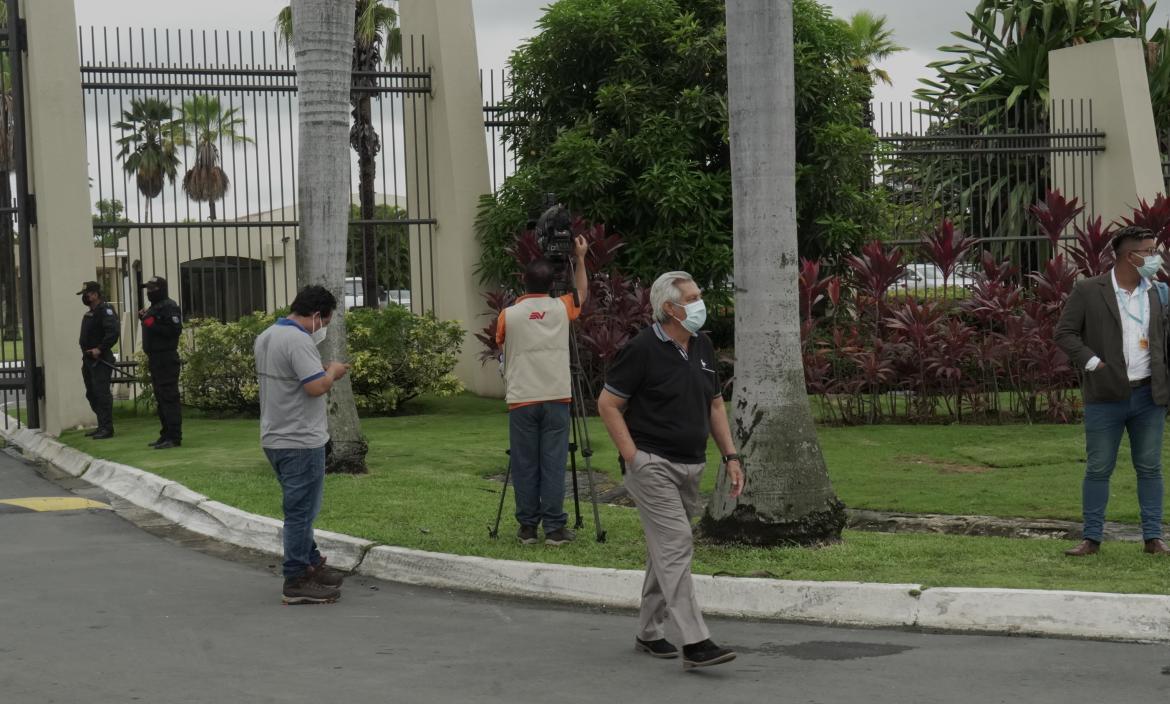 Eduardo Molina viajó desde el Guasmo sur para estar presente en el sepelio de su excompañero de labores.