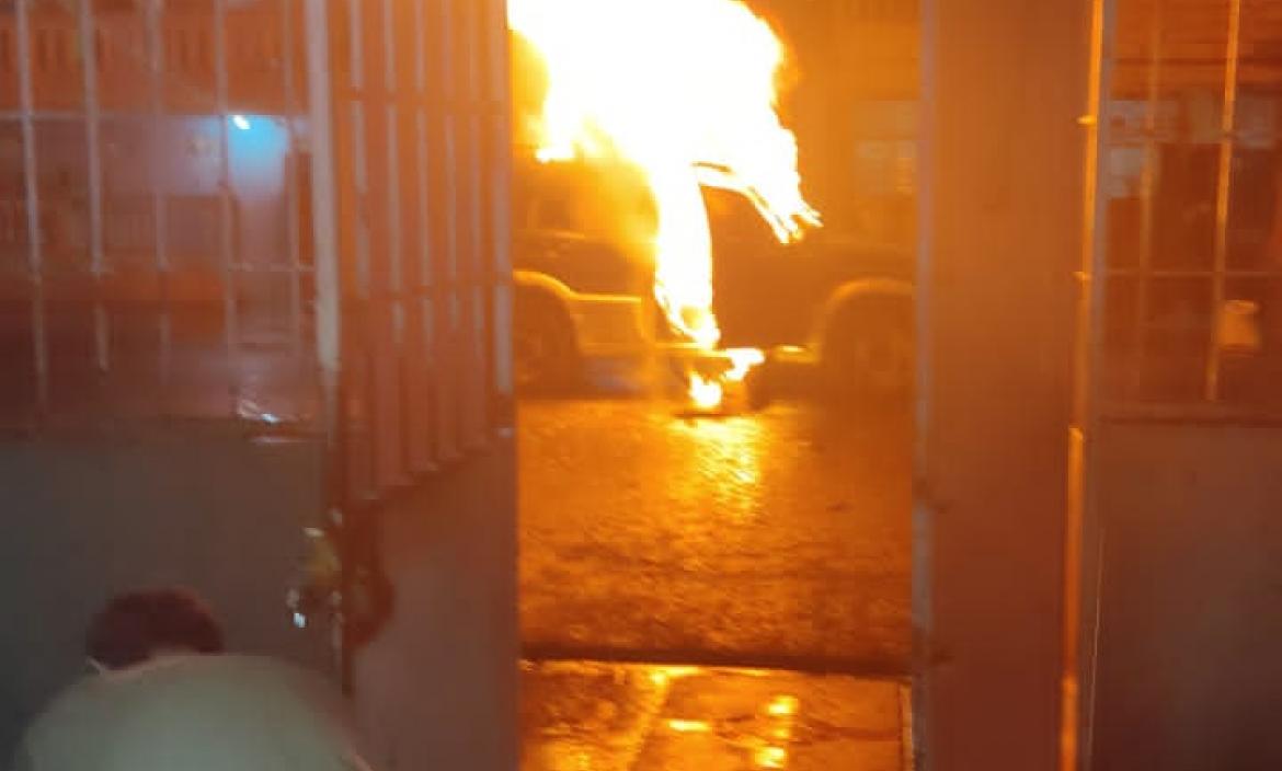os vecinos utilizaron agua, cuatro extintores y arena para apagar las llamas del carro.