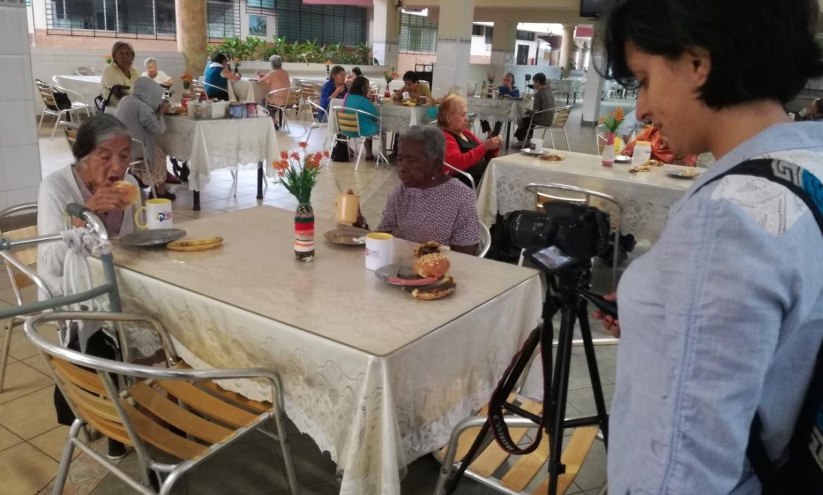 Carla Jines capta el momento en que los adultos mayores almuerzan, a las 11:00. Luego de eso ellos van a descansar.