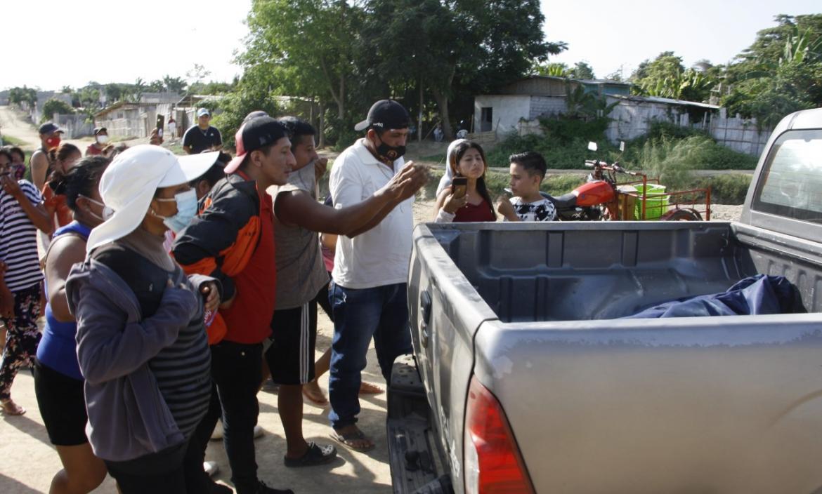 thumbnail_los vecinos de Maribel se santiguaron en la despdida de la mujer