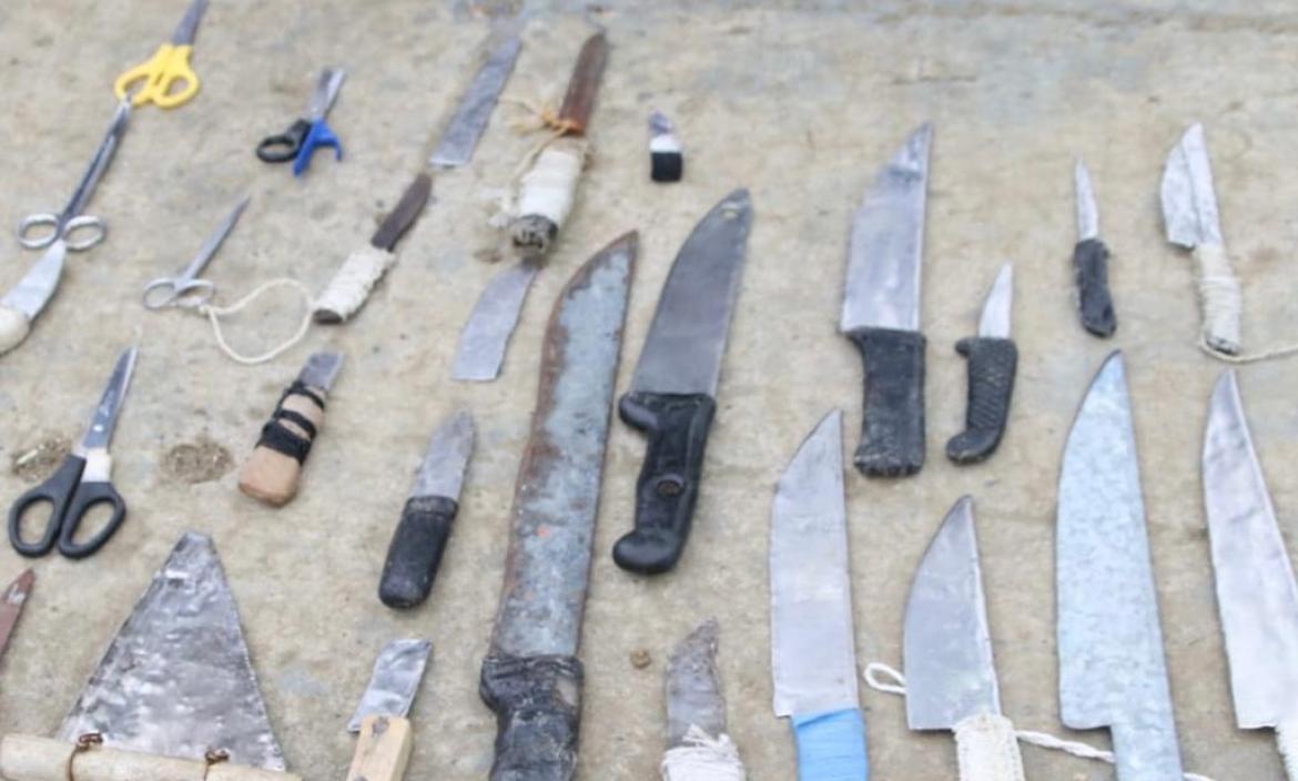 Estas armas cortopunzantes fueron halladas durante los allanamientos en la cárcel de Guayaquil.