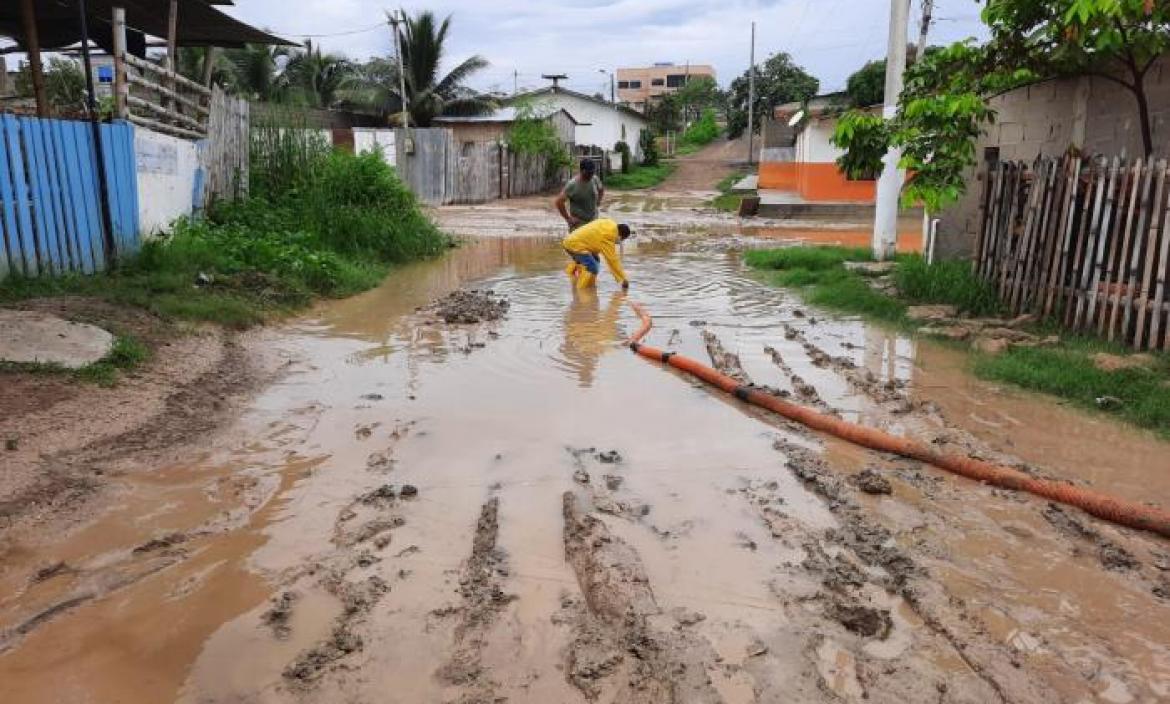 En toda la Península, las calles permanecen todavía con lodo.