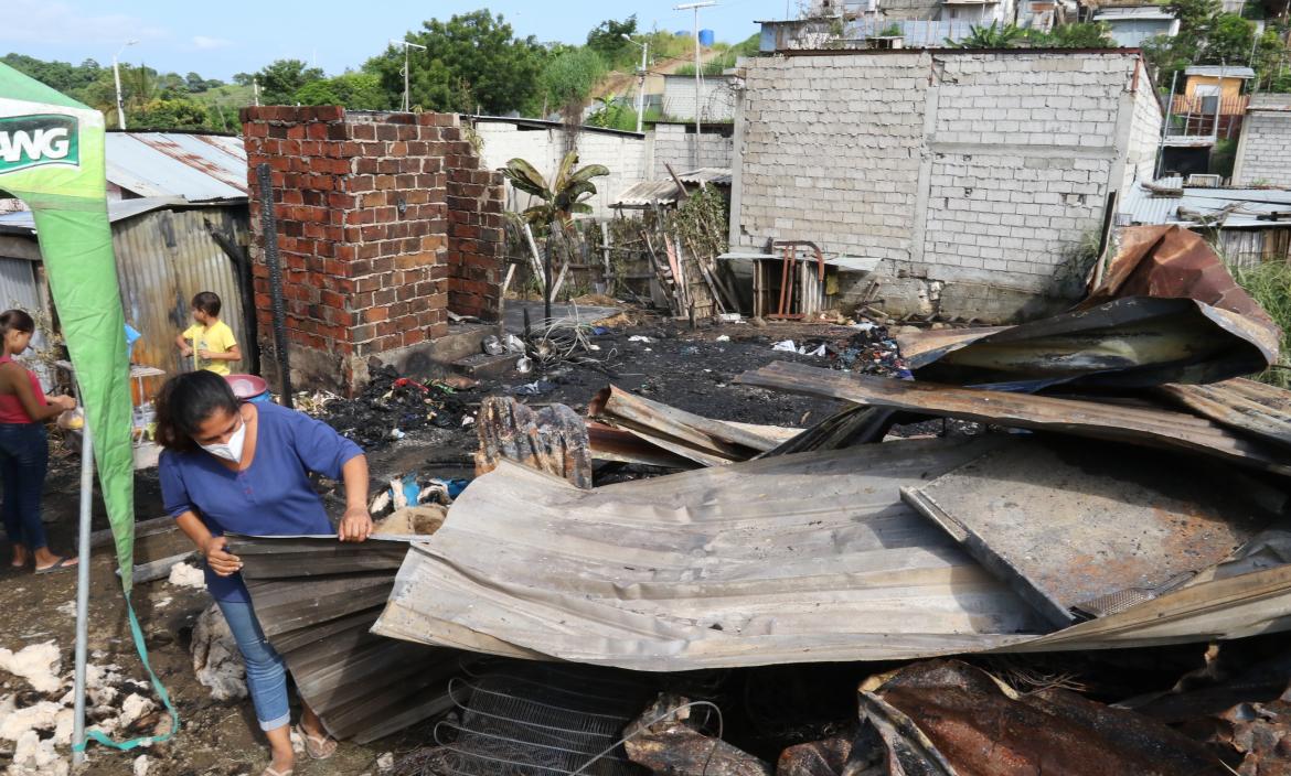 Nancy Álvarez Aguayo busca entre los escombros alguna pertenencia que no haya sido consumida por el fuego. Nancy Álvarez Aguayo busca entre los escombros alguna pertenencia que no haya sido consumida por el fuego.