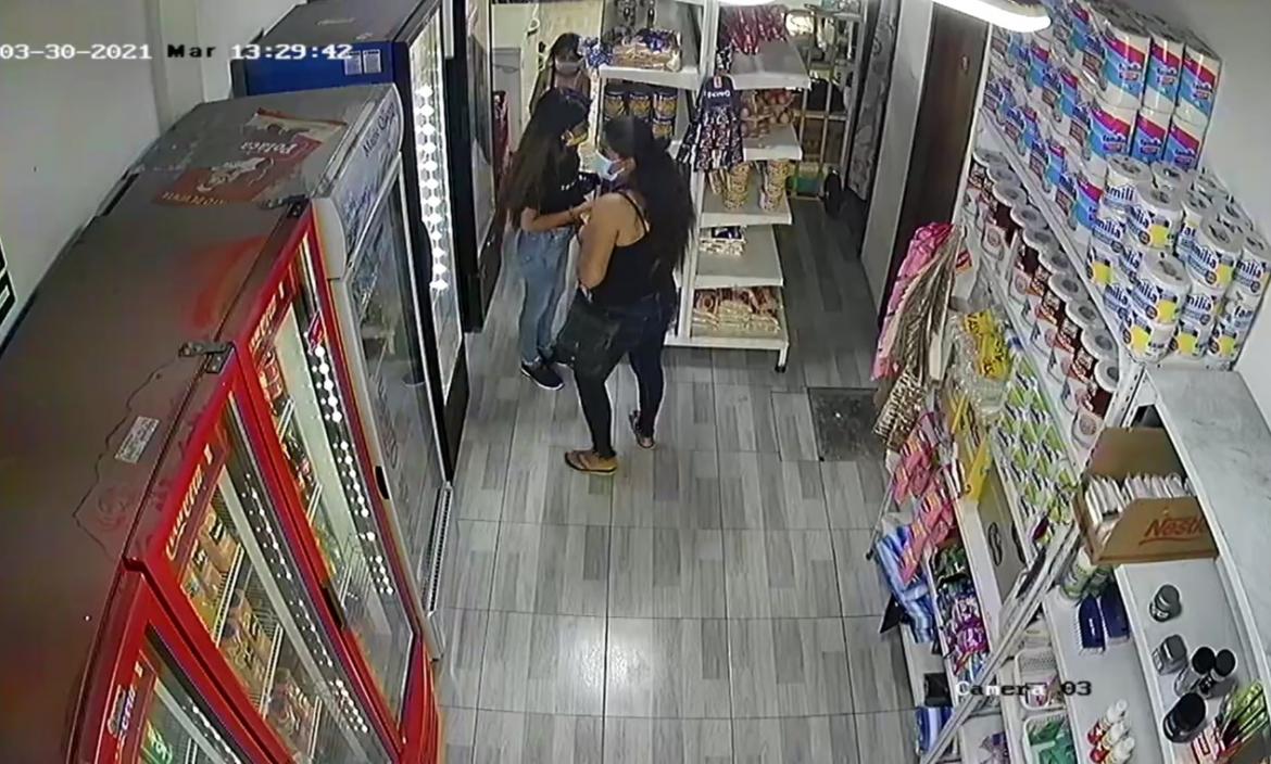 La pequeña, acompañada de dos mujeres, entra a un minimarket y se llevan un iPad.