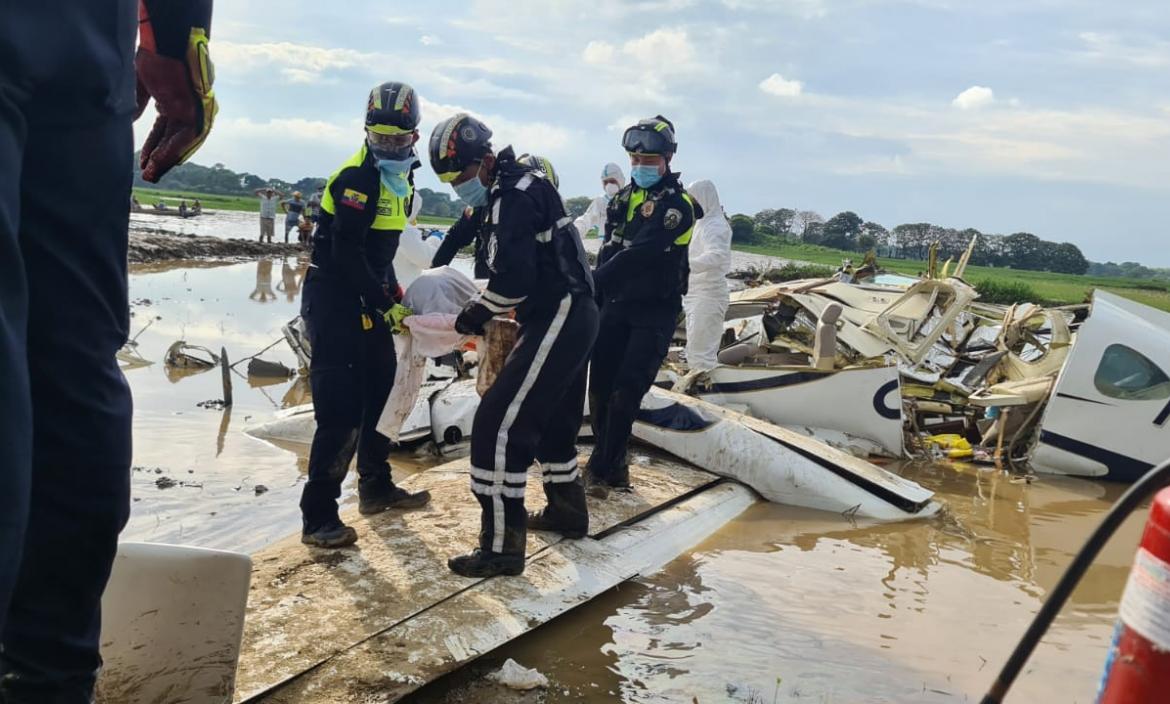 Los cuerpos fueron sacados de la avioneta y llevados al Instituto Forense de Guayaquil.