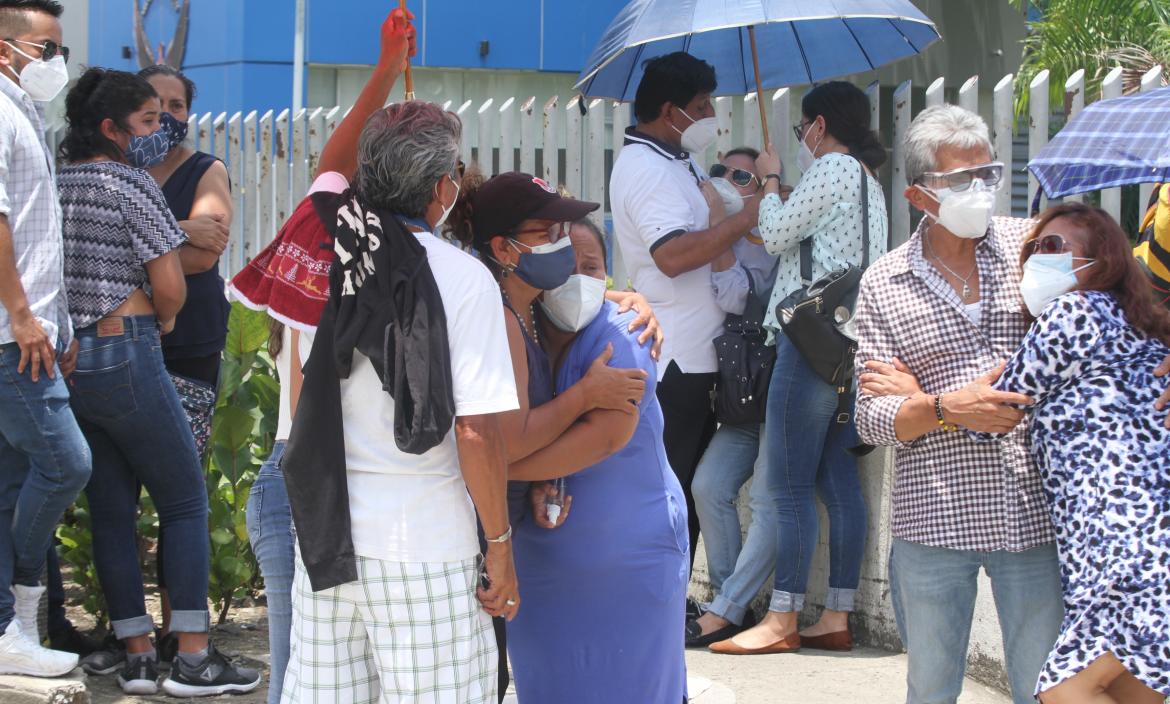 Familiares de los fallecidos en el accidente aviatorio protagonizaron escenas de dolor afuera del Laboratorio de Criminalística de Guayaquil.
