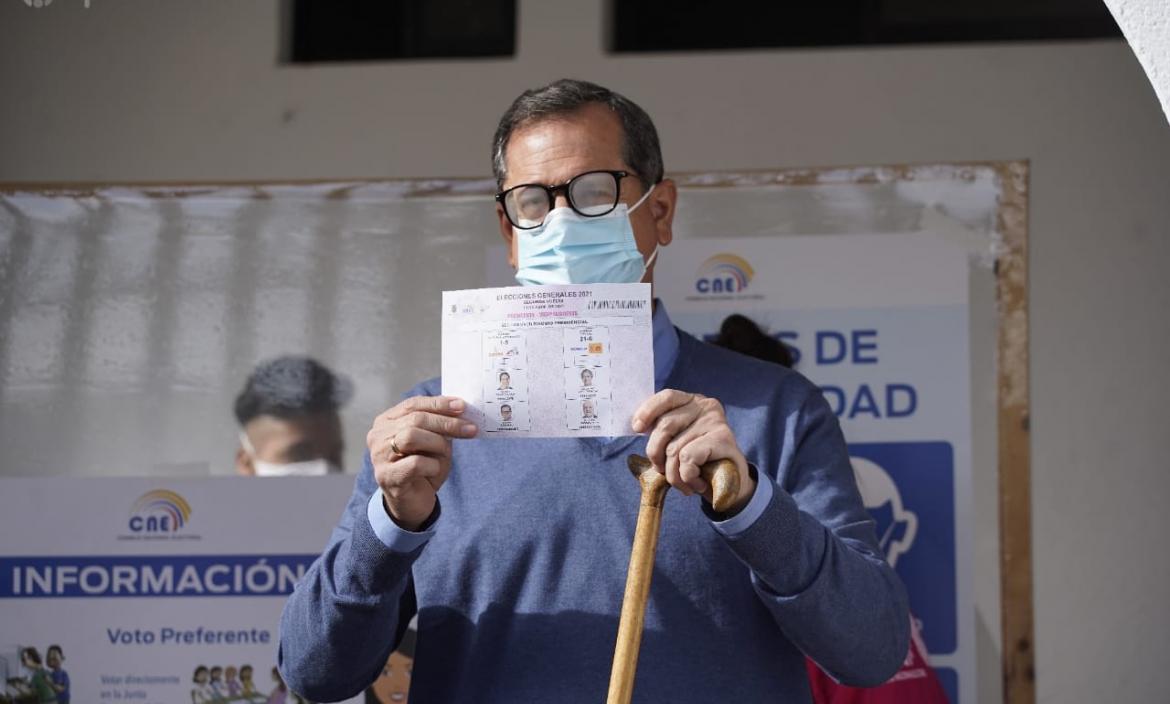 Carlos Rabascall ejerció su derecho al voto en la ciudad de Quito.