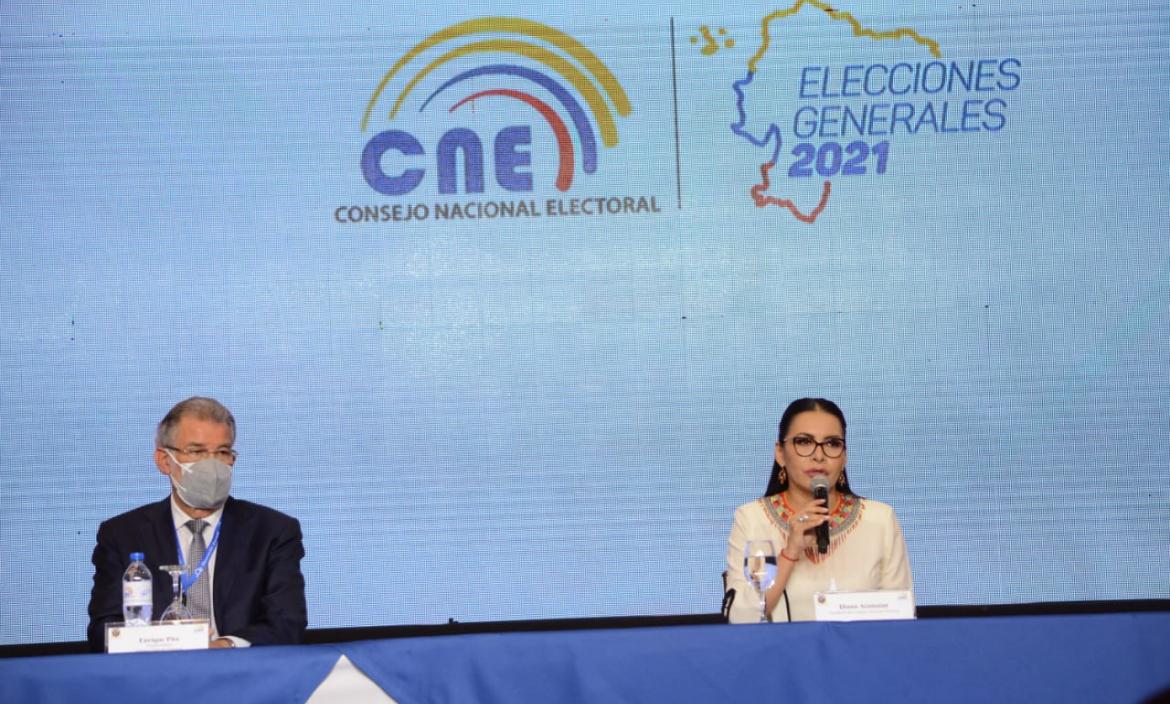 Diana Atamaint, presidenta del CNE, en la primera rueda de prensa tras el cierre de las mesas electorales.