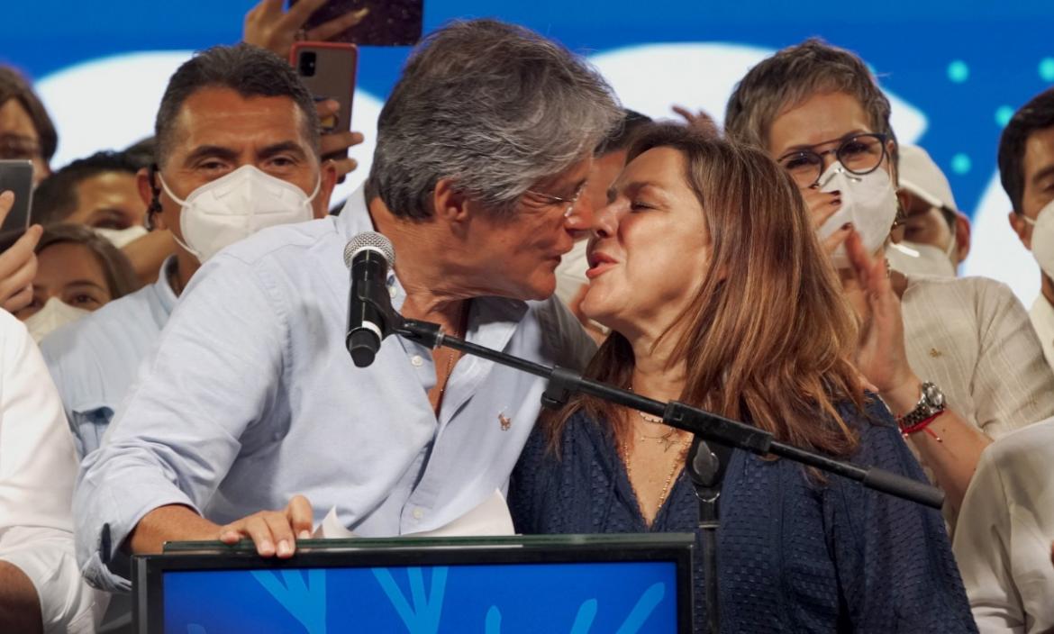 Guillermo Lasso recibió un beso de su amada esposa.