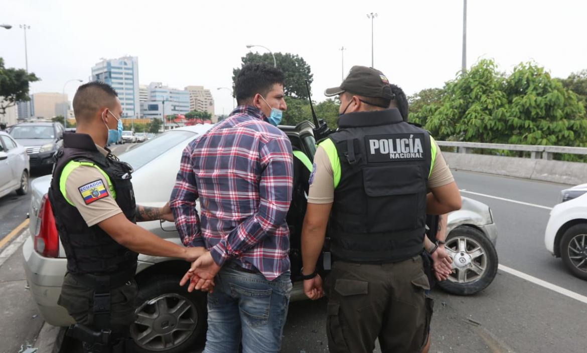 La Policía  Nacional capturó  a dos sujetos que iban armados cuando se daban a la fuga.