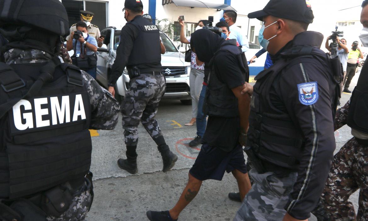 Resguardado por policías Álvaro Cagua llegó a la Fiscalía para rendir su versión.