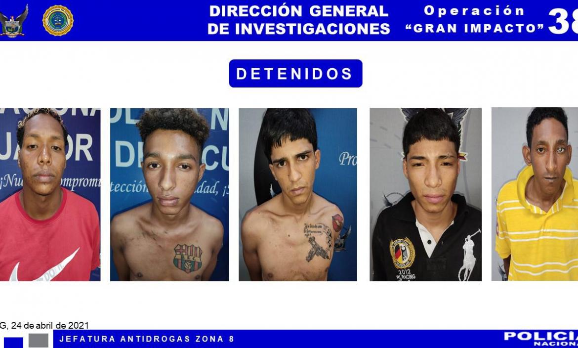 Los detenidos son Jefferson Miranda, de 21 años, Carlos Astudillo (19), Israel Toral (18), Angelo Bowen (26) y un menor de edad, quienes fueron puestos a órdenes de las autoridades.