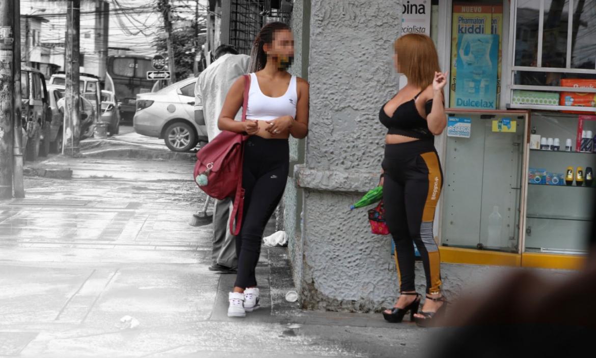 Las trabajadoras sexuales se instalan en cada esquina de la calle.