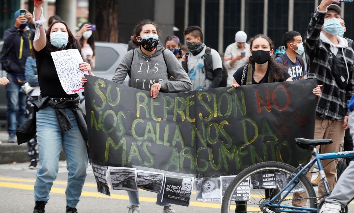 Colombianos protestan por nuevas reformas tributarias.