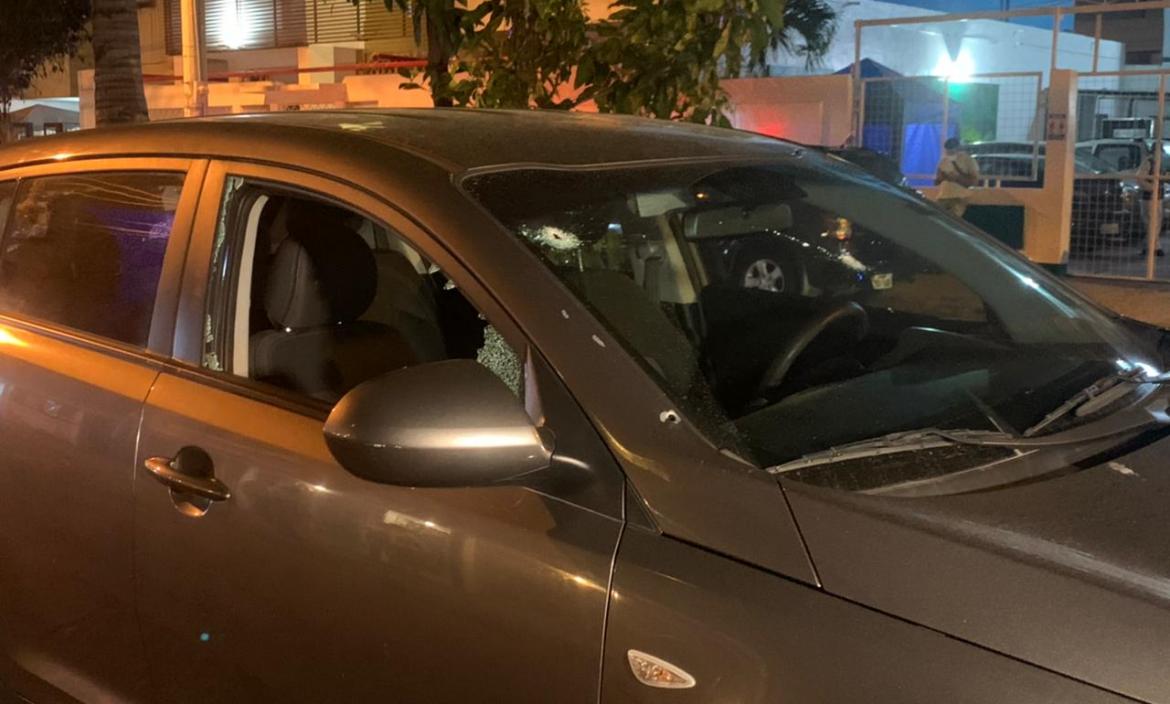 Dos hermanas que se movilizaban en este vehículo fueron baleadas la noche del jueves, sucedió en el norte de Guayaquil. Se encuentran estables.