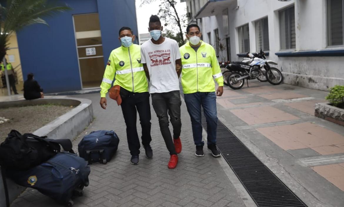 Agarraron a un delincuente con el arma en la mano.