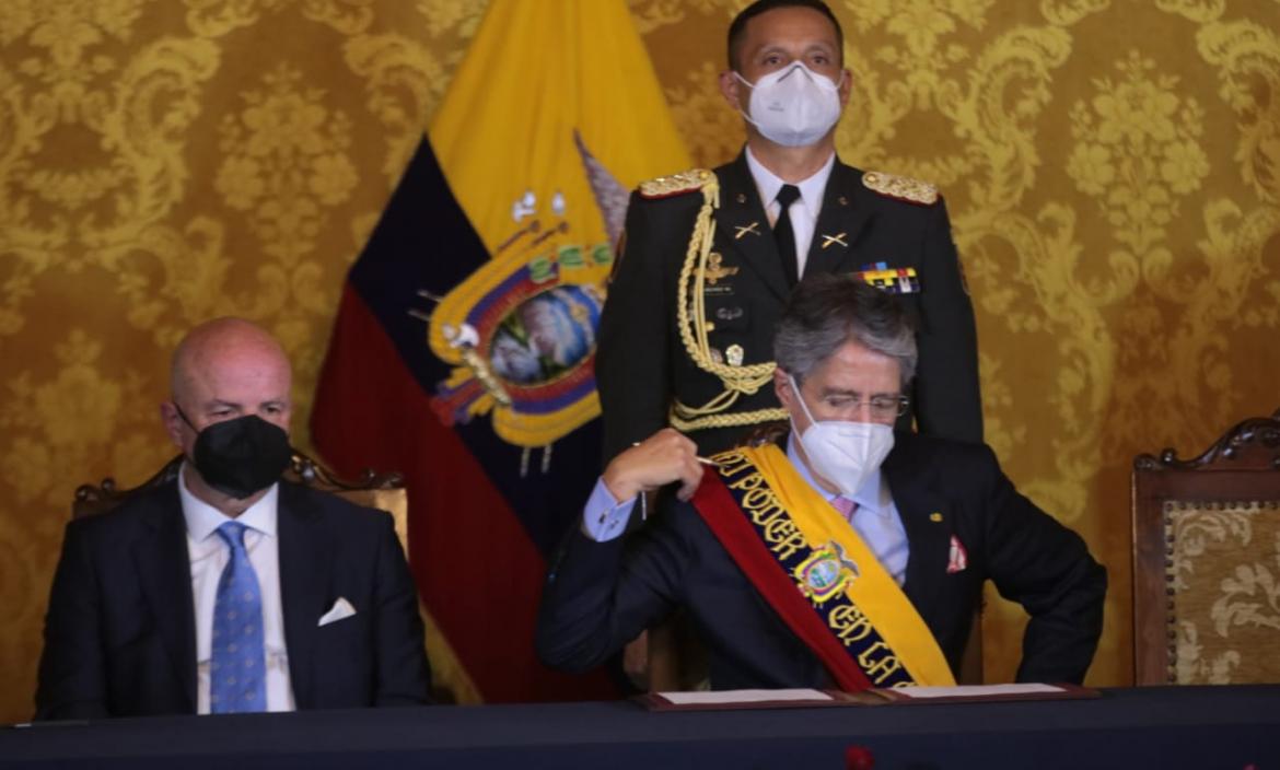 Guillermo Lasso firma varios decretos.