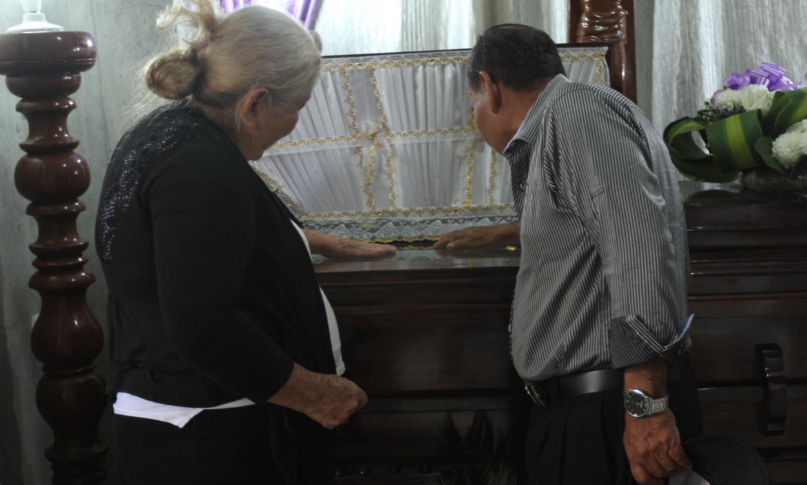 El lamento de Carmen Holguín y Julio Holguín, abuela y tío de Geanela Arreaga (círculo).