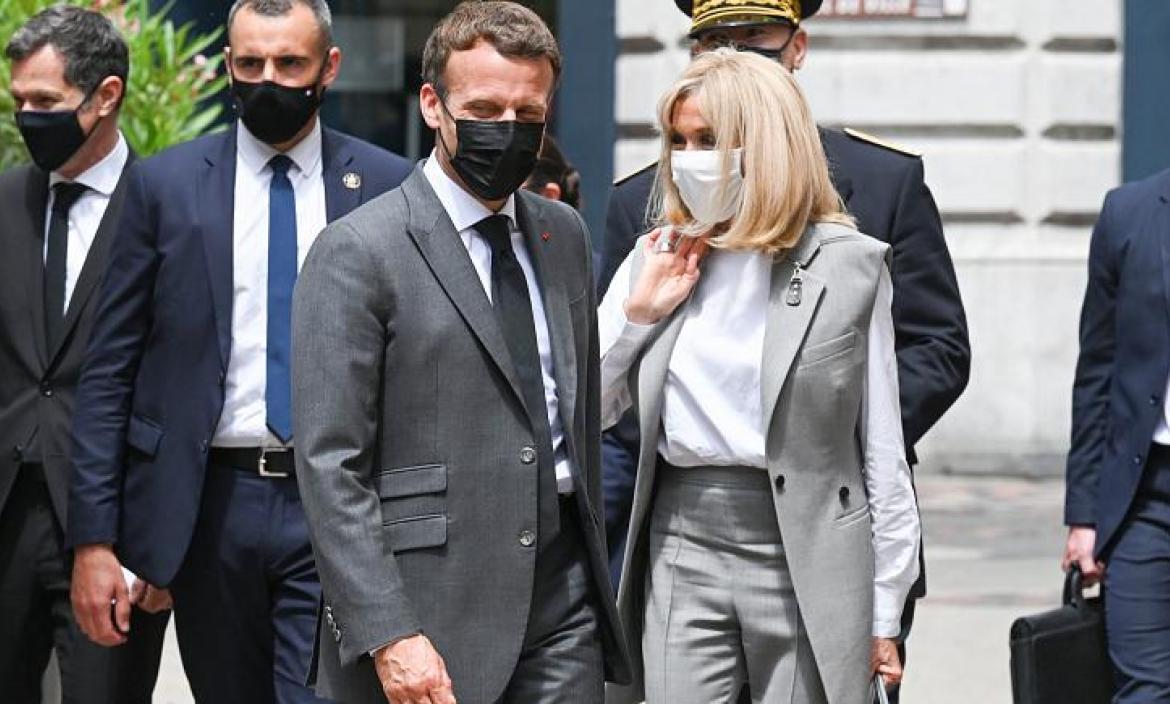 Emmanuel Macron fue cacheteado por una persona y el video se hace viral.