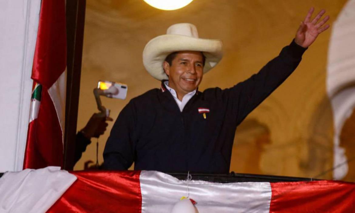 Pedro Castillo se declara presidente del Perú al terminar el conteo de votos.