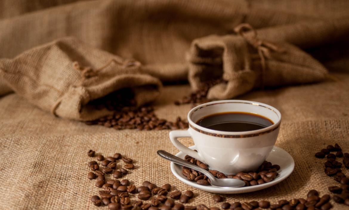 El consumo de café, con o sin cafeína, molido o instantáneo, se asocia con un menor riesgo de desarrollar enfermedades hepáticas crónicas