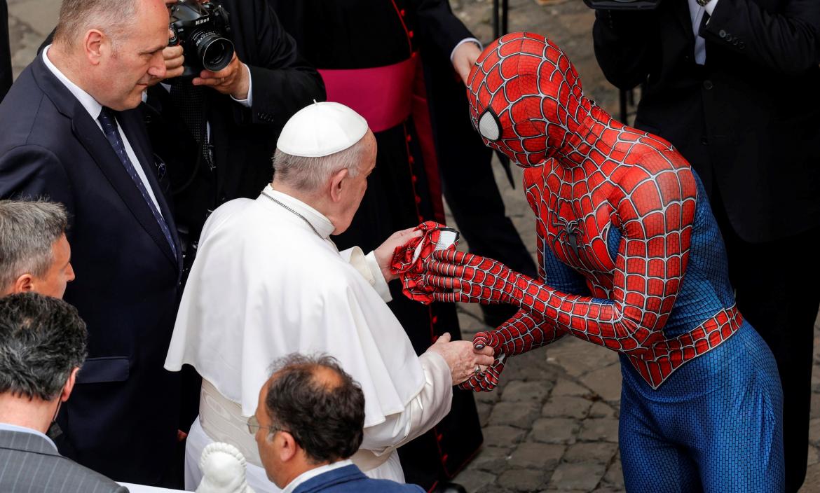 El joven, de 28 años, disfrazado del superhéroe de Marvel le regaló una máscara del famoso personaje