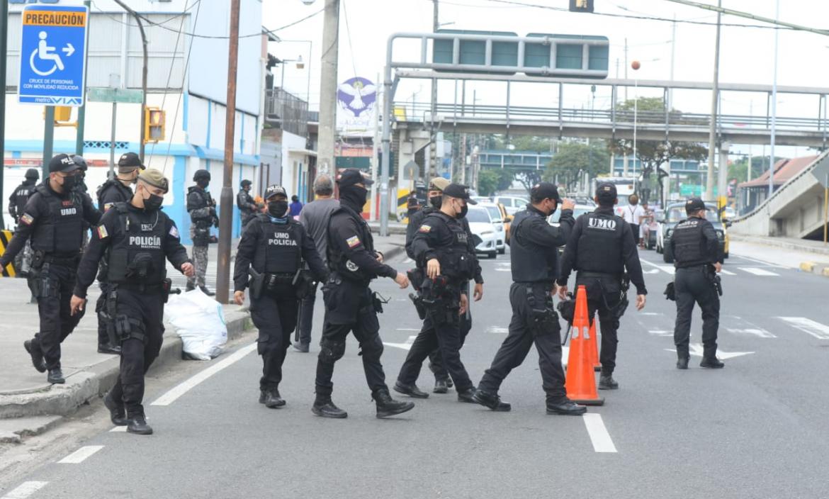 Diferentes unidades de la Policía Nacional realizan controles. En la acción también participan comandos con armas de grueso calibre