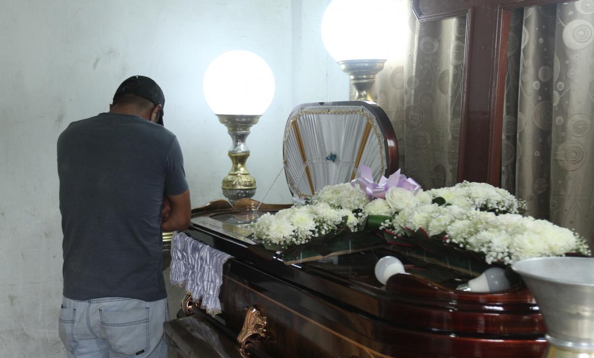 Los restos de Richard Guillermo Salvador Cruz son velados en la casa de un tío, a una cuadra de su domicilio.