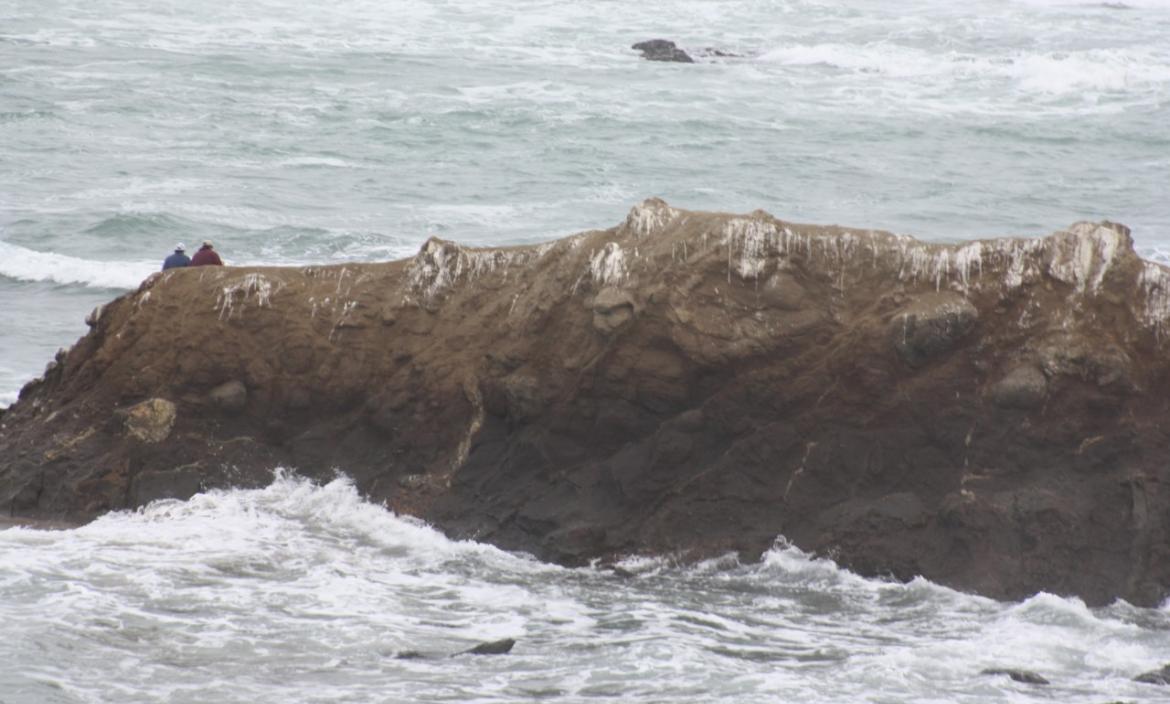 thumbnail_Los dos turistas en  la punta del islote que estaba rodeado de agua