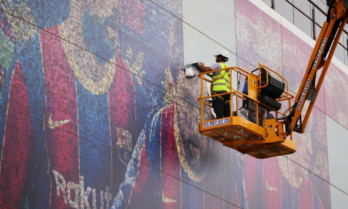 Trabajadores removieron la imagen de Lionel Messi de un mural.