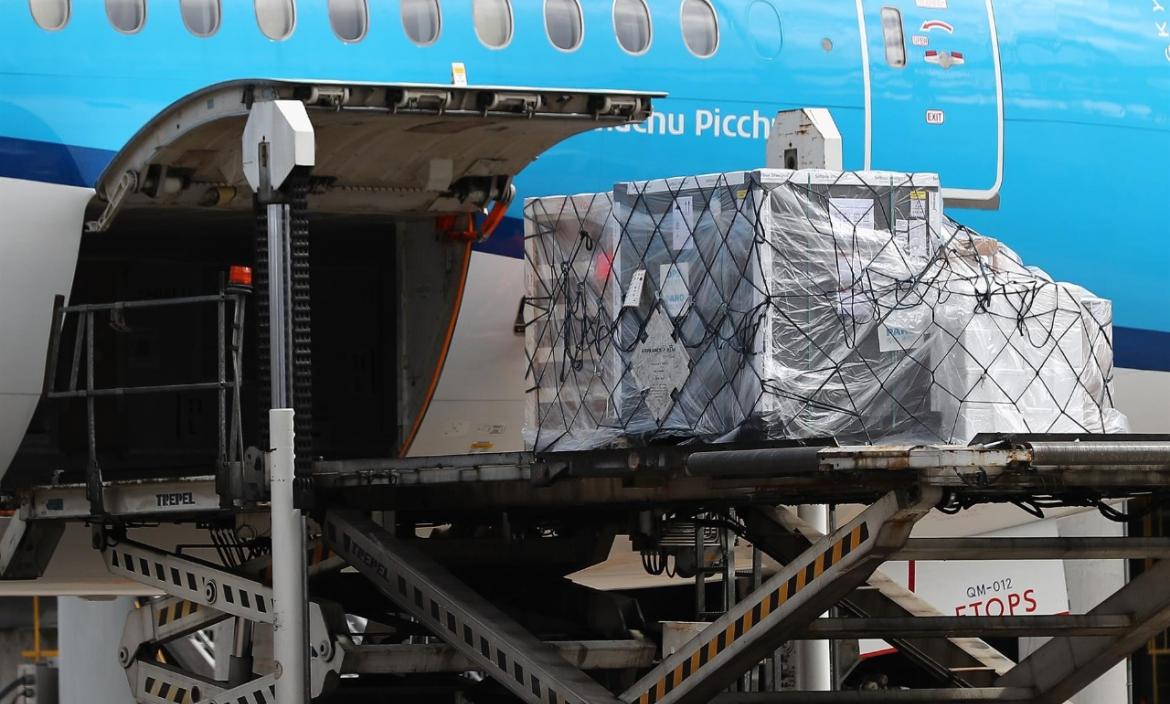 Fotografía de la llegada de un cargamento con más de 100.000 vacunas contra la Covid-19 donadas por España hoy, en el aeropuerto internacional Mariscal Sucre, en Quito.EFE