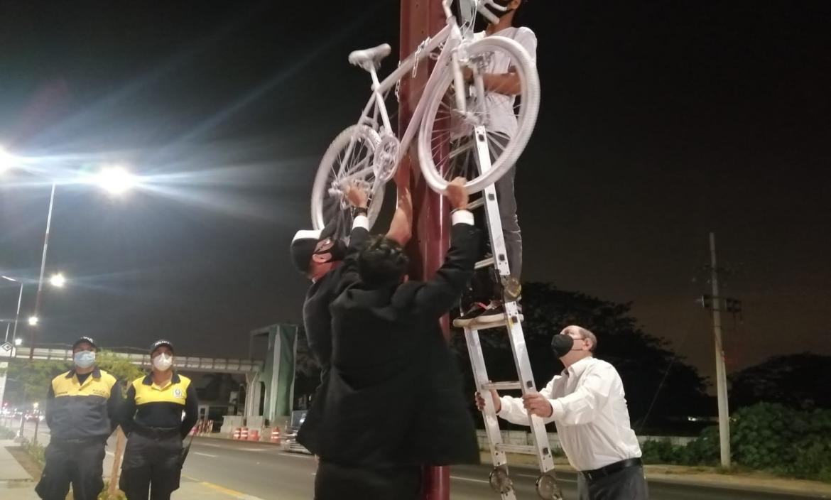 La bicicleta fue puesta como homenaje al ciclista fallecido.