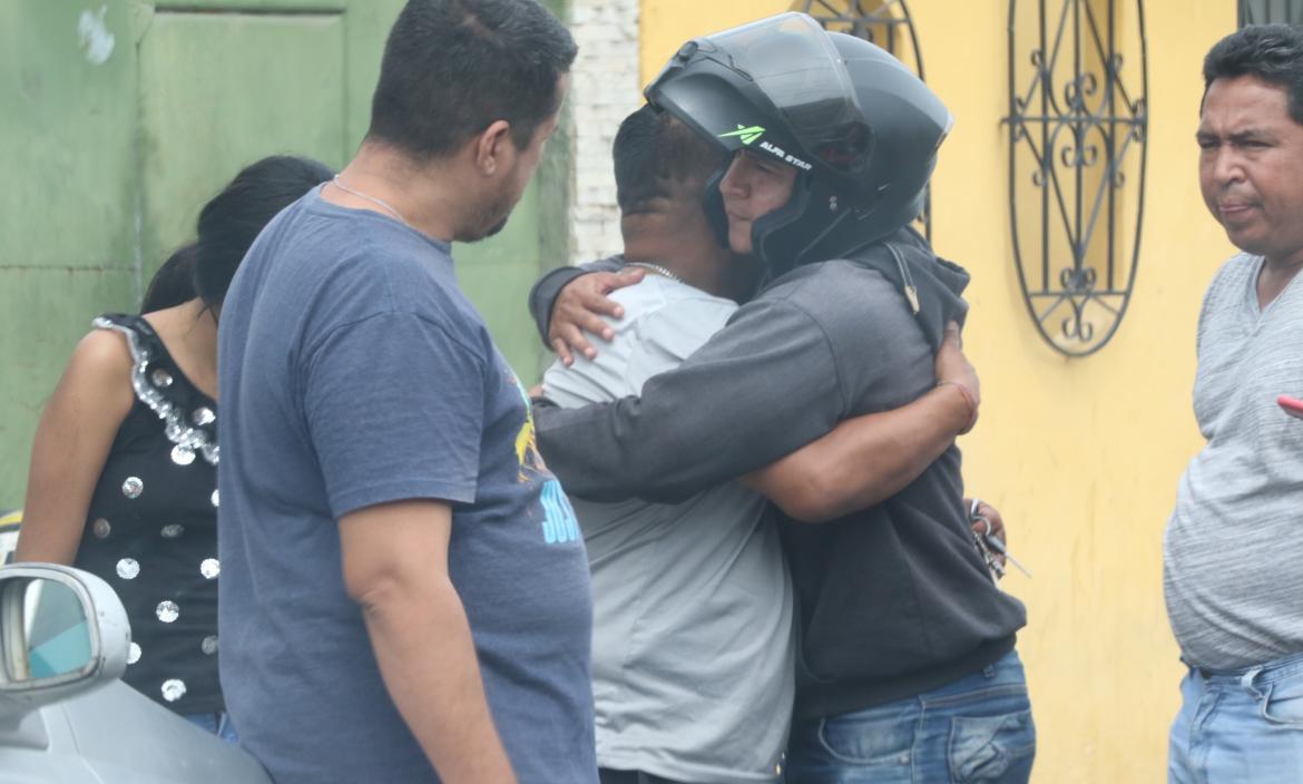Familiares de Jeremy Cedeño Cruz y Eduardo Díaz Yagual (foto) se daban las condolencias. Los dos fallecidos crecieron en el mismo barrio.