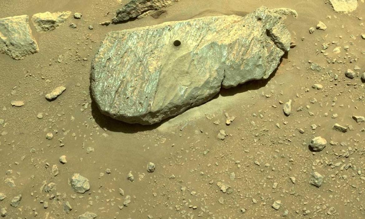 La primera roca extraída en Marte por el rover Perseverance.