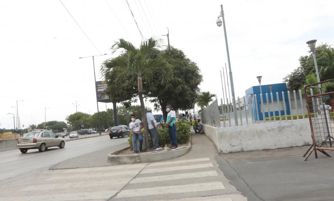 Familiares de Juan Carlos Preciado (arriba) y Carlos Luis Montalván estaban consternados.