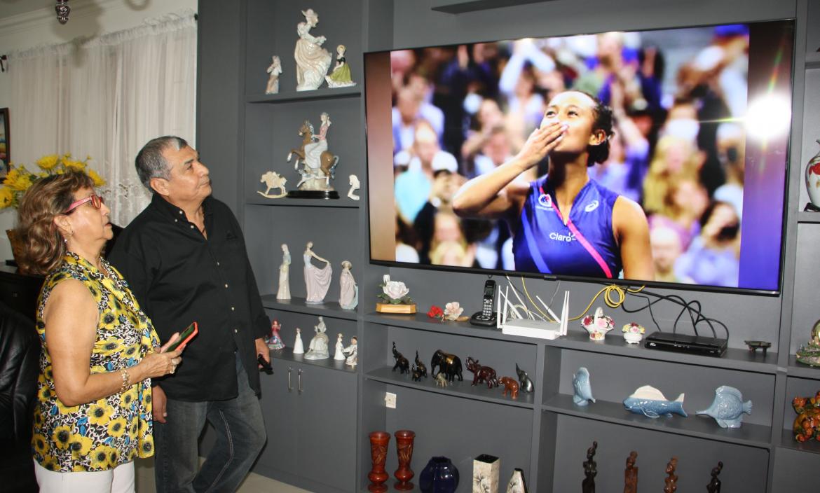 Los abuelos de Leylah Fernández viéndola en el US Open desde Salinas.