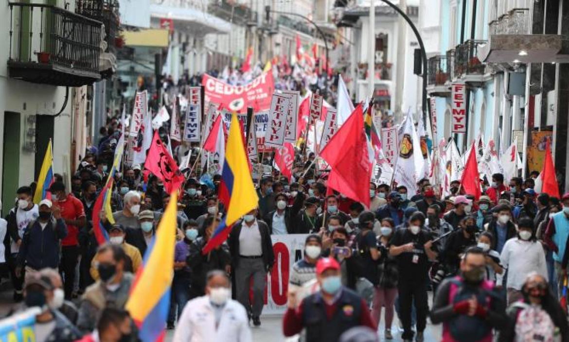 Manifestantes participan en una jornada de protestas contra las reformas adelantadas por el Gobierno del presidente Guillermo Lasso.