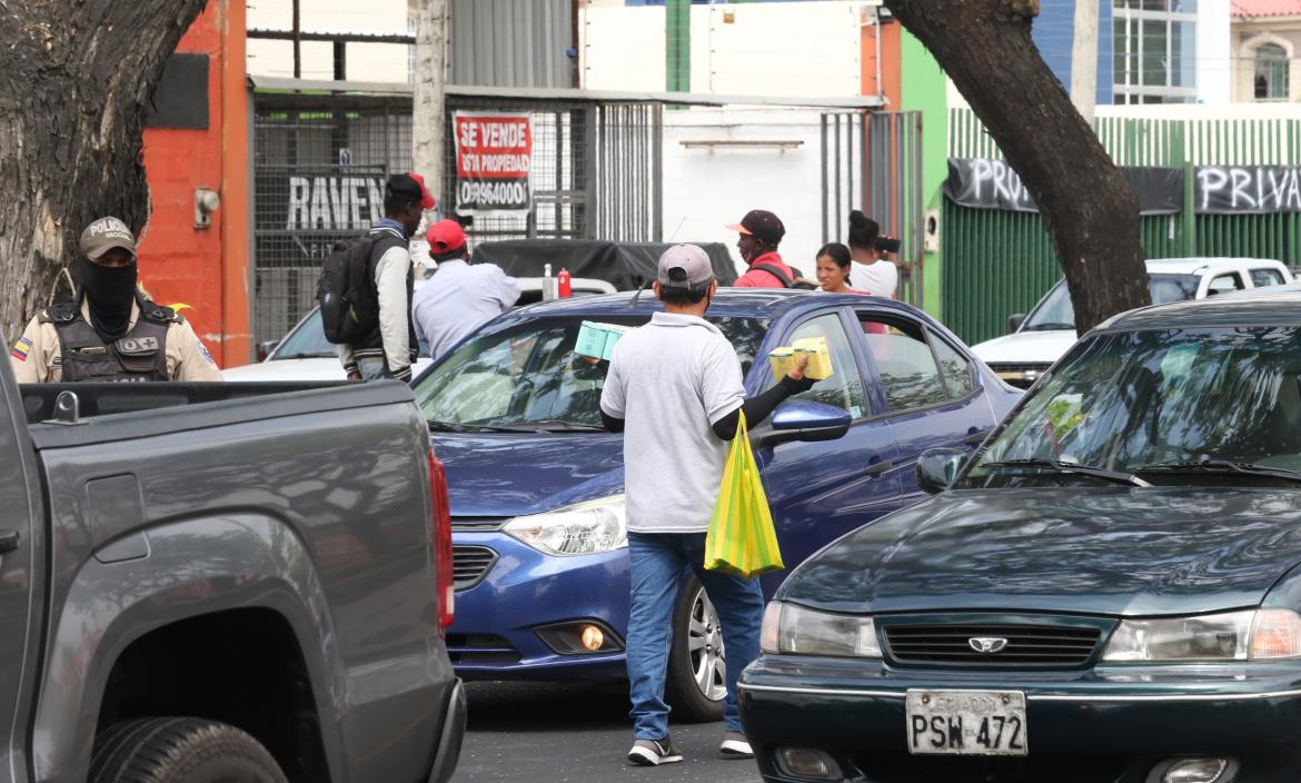 El hecho ocurrido en este sector de Guayaquil fue captado por transeúntes y se observa cuando el extranjero amenaza con un cuchillo.