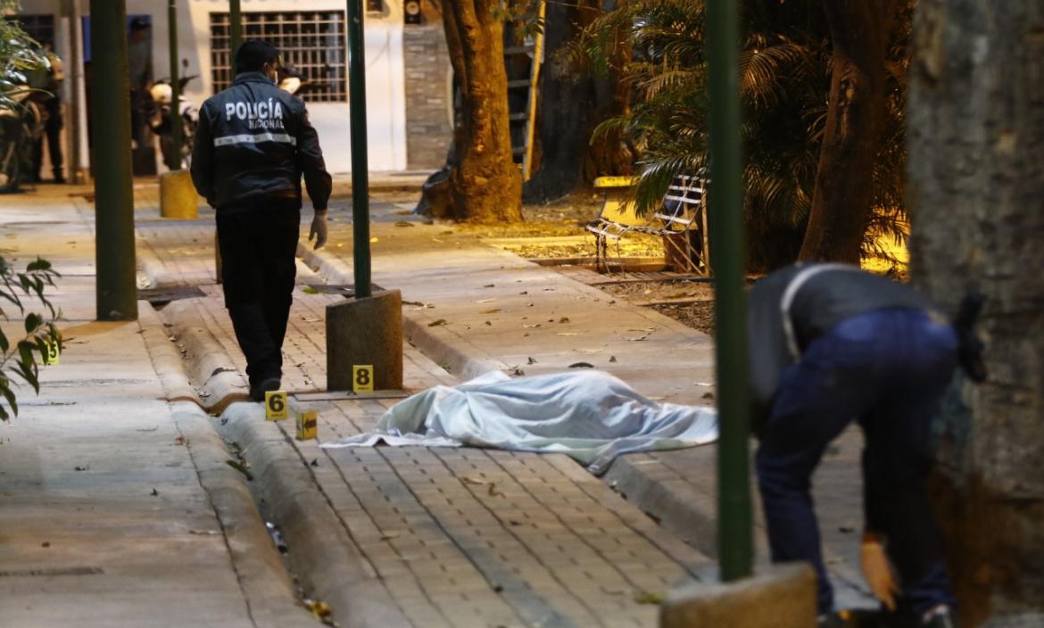 El cadáver quedó a un costado de un parque, en la manzana 334 de la ciudadela Sauces 6, norte de Guayaquil.