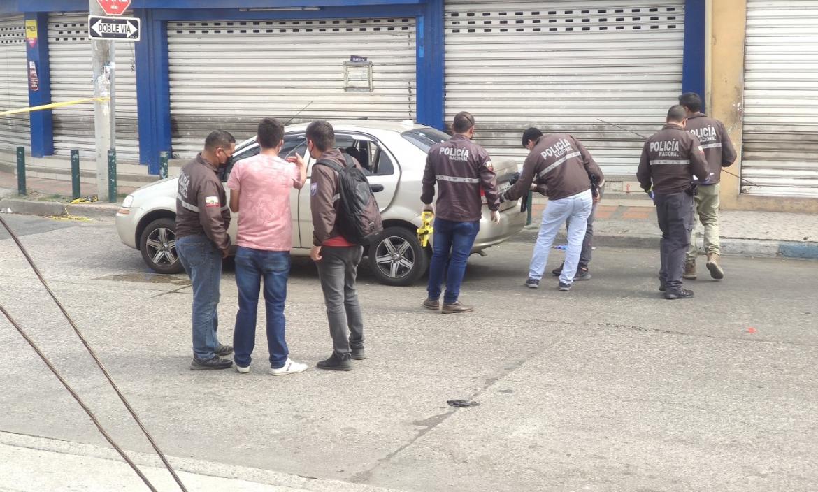 Agentes policiales verificaron indicios dentro del vehículo utilizado por los hampones.