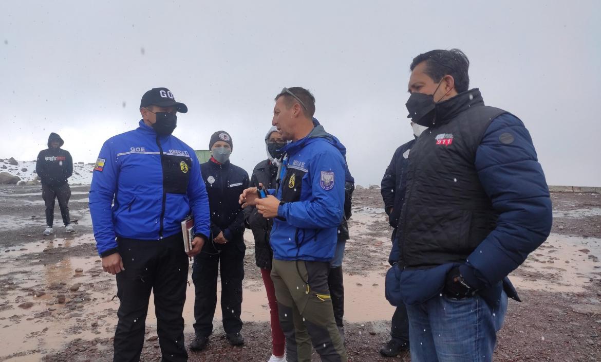 Puesto de Mando Unificado se encuentra reunido en el Nevado Chimborazo. Se coordinan acciones para el rescate de excursionistas.