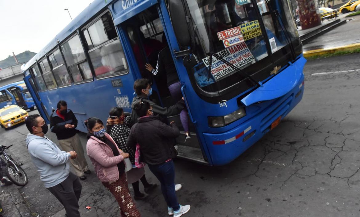 En algunos sectores de la capital las personas se amontonaban para tomar un bus.