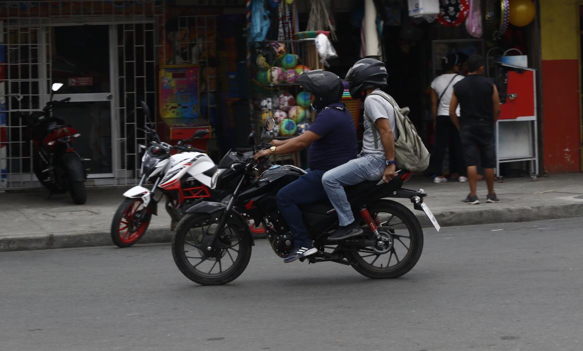 En Guayaquil se prohibiría que dos personas circulen en moto.