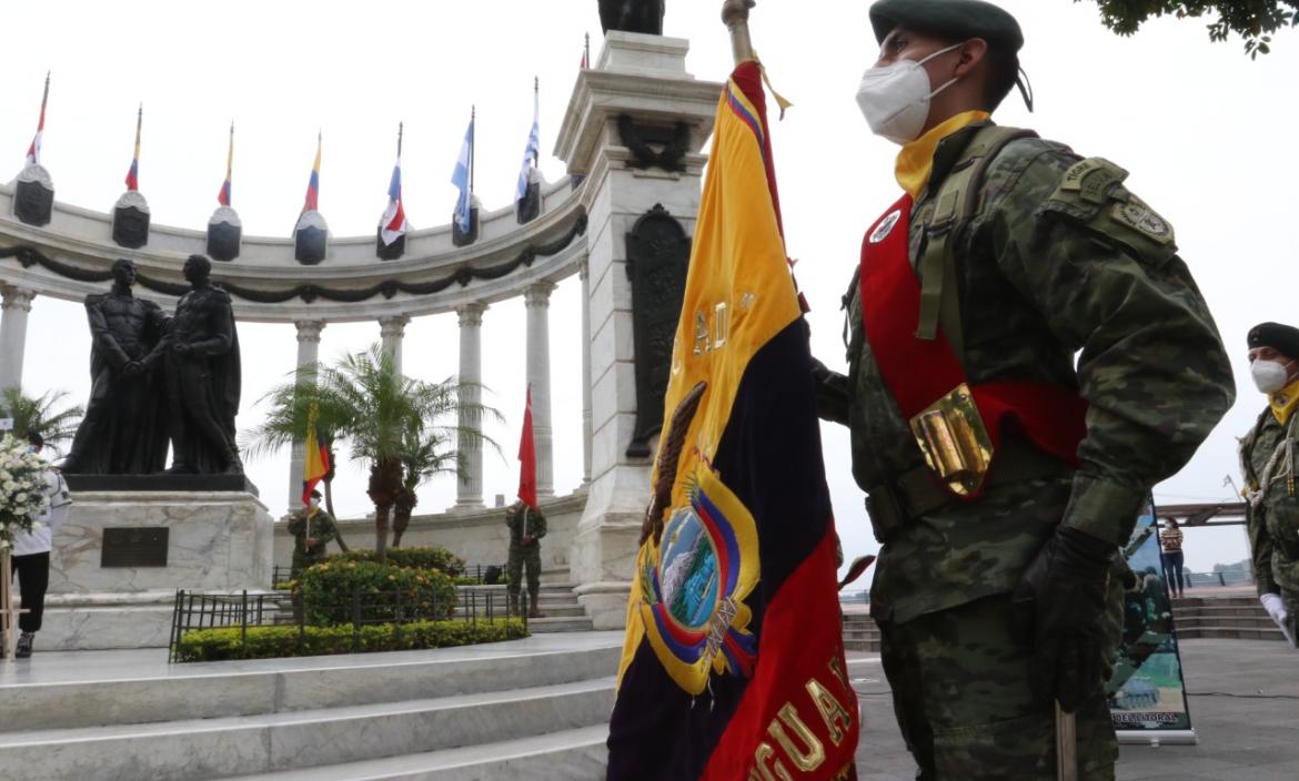 Los militares rindieron tributo al Escudo Nacional en una ceremonia cívica realizada en el hemiciclo de La Rotonda.