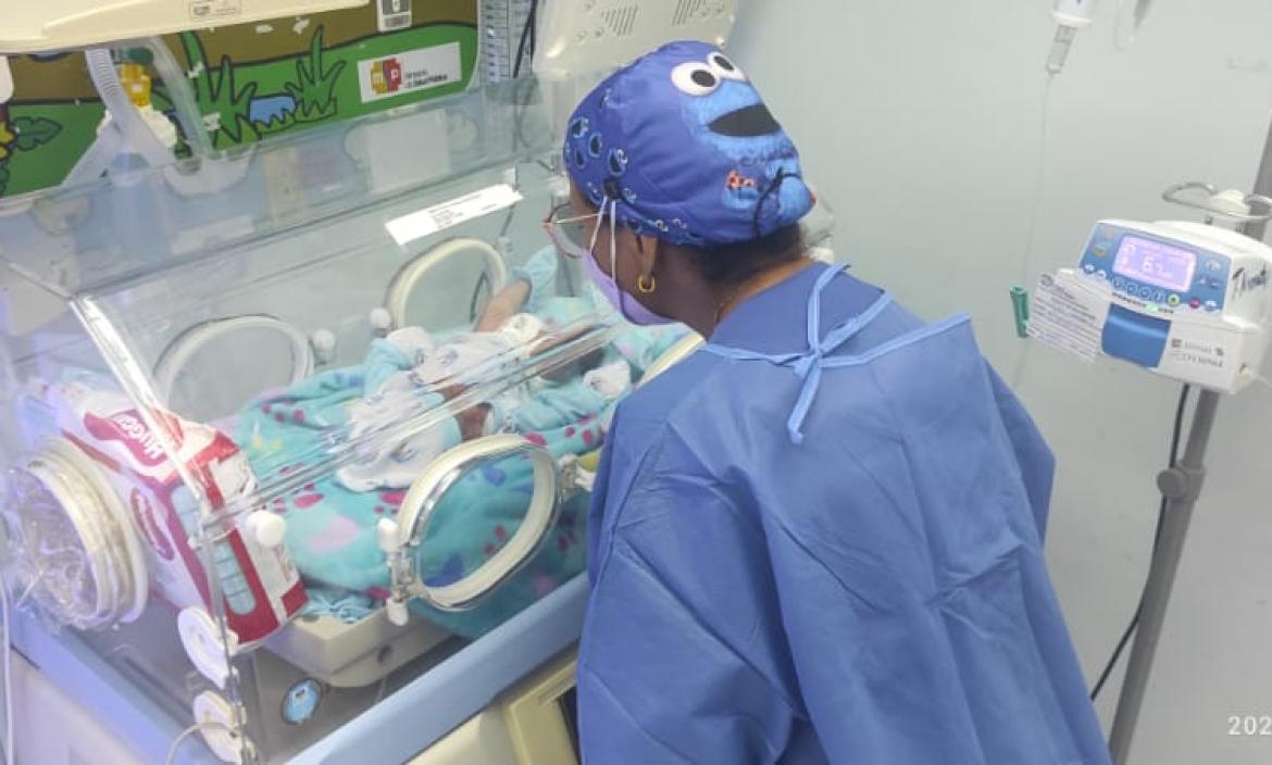 El bebito se encuentra internado en el hospital Francisco de Icaza Bustamante. Está sanito.