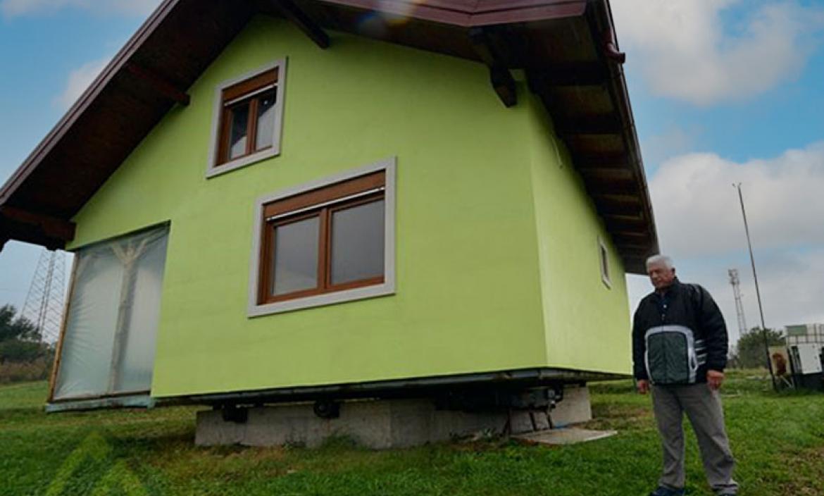 La casa giratoria queda en Bosnia.