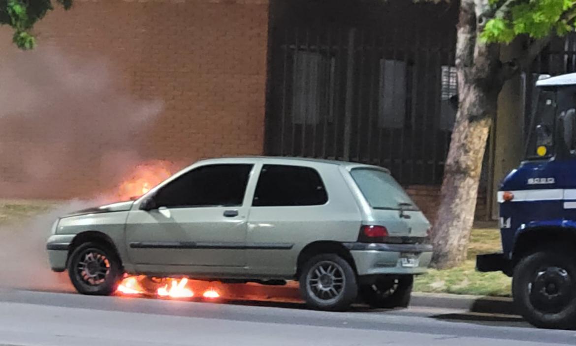 Así quedó el carro luego de que le prendieran fuego.