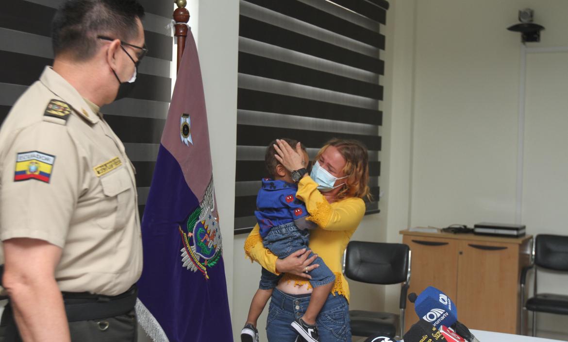 El general Fausto Buenaño hizo la entrega del infante a la madre, quien lloró al verlo.