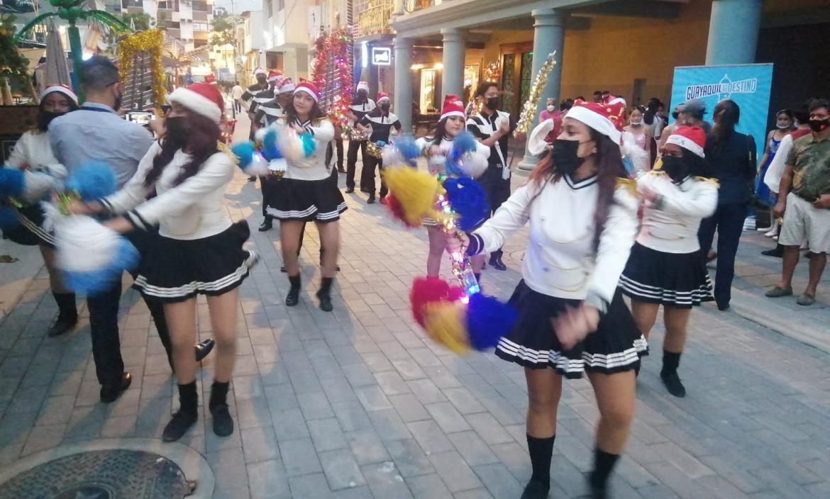 Dan inicio a las festividades navideñas en la Panamá.